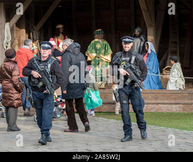 Bewaffnete Polizisten patrouillieren die Kathedrale von Canterbury in Kent auf Mitglieder der Öffentlichkeit nach den Terroranschlaegen auf dem Weihnachtsmarkt Festivals in Berlin im Dezember 2016 beruhigen. Stockfoto