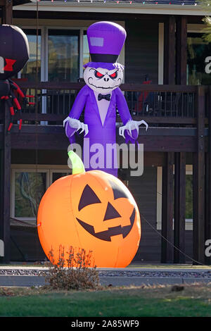 Ein blow up Kürbis und Goblin ein Haus in Bend, Oregon, auf Halloween zu dekorieren. Stockfoto