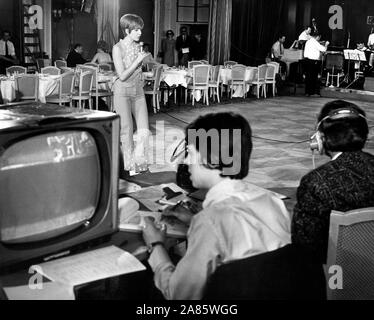 Mai 1, 1966, London, England, UK-Pop Sängerin Cilla Black, eine der britischen Top pop Unterzeichner war im Savoy Hotel heute ein Farbfilm für amerikanische TV ''Cilla im Savoy'' Es ist auch in Schwarz, die gefilmt werden und weiß und kann in diesem Land später gezeigt werden. Cilla ist Singen und Tanzen auf der Bühne während des Aufnehmens von ihr Fernsehen besondere. (Bild: © Keystone Presse Agentur/Keystone USA über ZUMAPRESS.com) Stockfoto