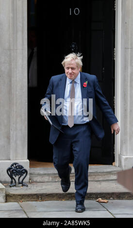 London, Großbritannien. 6 Nov, 2019. Der britische Premierminister Boris Johnson geht eine Aussage außerhalb 10 Downing Street in London, Großbritannien An November 6, 2019 zu machen. Der britische General Wahlkampf offiziell gestartet Mittwoch, nachdem Premierminister Boris Johnson eine Audienz bei Königin Elizabeth II. hatte förmlich ihre Erlaubnis, das Parlament aufzulösen. Credit: Han Yan/Xinhua/Alamy leben Nachrichten Stockfoto