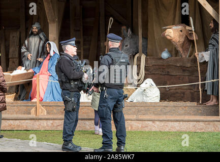 Bewaffnete Polizisten patrouillieren die Kathedrale von Canterbury in Kent auf Mitglieder der Öffentlichkeit nach den Terroranschlaegen auf dem Weihnachtsmarkt Festivals in Berlin im Dezember 2016 beruhigen. Stockfoto
