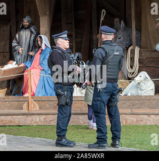 Bewaffnete Polizisten patrouillieren die Kathedrale von Canterbury in Kent auf Mitglieder der Öffentlichkeit nach den Terroranschlaegen auf dem Weihnachtsmarkt Festivals in Berlin im Dezember 2016 beruhigen. Stockfoto