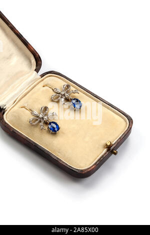 Belle Epoque Diamant und Saphir Ohrringe in einer Box. Stockfoto