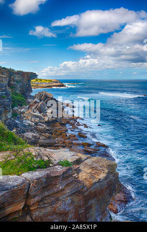 Coogee nach Bondi coastwalk. Blick auf Gordons Bay in New South Wales, Sydney, Australien. Berühmten Strand Spaziergang auf der Tasman Sea coast Stockfoto