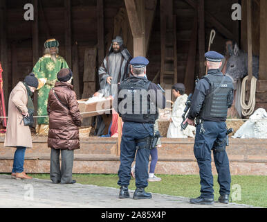 Bewaffnete Polizisten patrouillieren die Kathedrale von Canterbury in Kent auf Mitglieder der Öffentlichkeit nach den Terroranschlaegen auf dem Weihnachtsmarkt Festivals in Berlin im Dezember 2016 beruhigen. Stockfoto