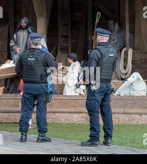 Bewaffnete Polizisten patrouillieren die Kathedrale von Canterbury in Kent auf Mitglieder der Öffentlichkeit nach den Terroranschlaegen auf dem Weihnachtsmarkt Festivals in Berlin im Dezember 2016 beruhigen. Stockfoto