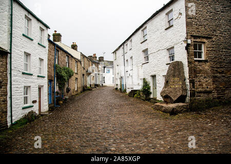 Eine Ansicht, die von Beech Hill, Dent, Dentdale, North Yorkshire, UK National Park in Richtung der Sonne Inn Stockfoto