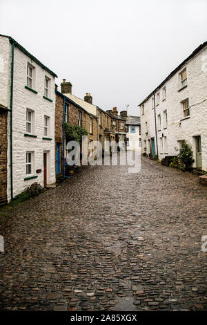 Eine Ansicht, die von Beech Hill, Dent, Dentdale, North Yorkshire, UK National Park in Richtung der Sonne Inn Stockfoto