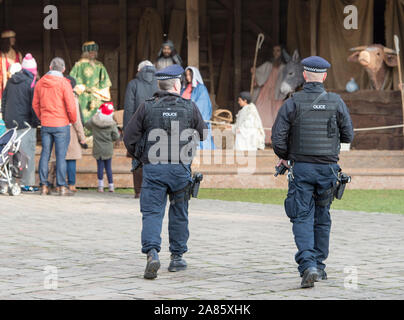 Bewaffnete Polizisten patrouillieren die Kathedrale von Canterbury in Kent auf Mitglieder der Öffentlichkeit nach den Terroranschlaegen auf dem Weihnachtsmarkt Festivals in Berlin im Dezember 2016 beruhigen. Stockfoto