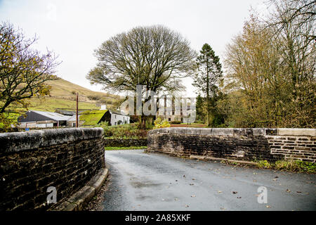 Eine Brücke über den Fluss Dee an Cowgill, Dentdale, North Yorkshire, Großbritannien mit Arten Gill Viadukt in der Ferne Stockfoto