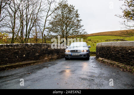 Ein Jaguar Limousine überquert die Brücke über den Fluss Dee an Cowgill, Dentdale, North Yorkshire, Großbritannien Stockfoto