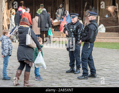 Bewaffnete Polizisten patrouillieren die Kathedrale von Canterbury in Kent auf Mitglieder der Öffentlichkeit nach den Terroranschlaegen auf dem Weihnachtsmarkt Festivals in Berlin im Dezember 2016 beruhigen. Stockfoto