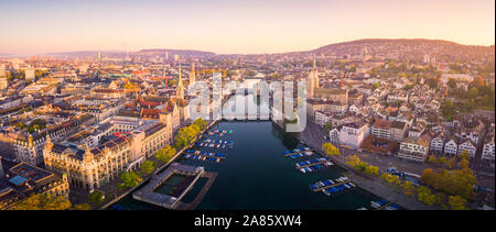 Antenne Panoramablick auf das Stadtbild von Zürich und die Limmat, Schweiz Stockfoto