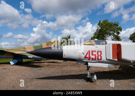 Nase Abschnitt einer Mikoyan-Gurevich MiG-23 "Flogger" ML interceptor Flugzeuge auf Anzeige an der Newark Air Museum, Nottinghamshire, England. Stockfoto