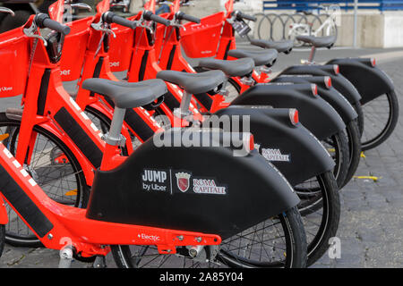 Rome, Italien - 5 November, 2019: elektrische Fahrräder an der Piazza della Repubblica. Uber springen, die elektrisch unterstützte Bike Verleih für die Stadt startet zum ersten Mal in die Hauptstadt. Stockfoto