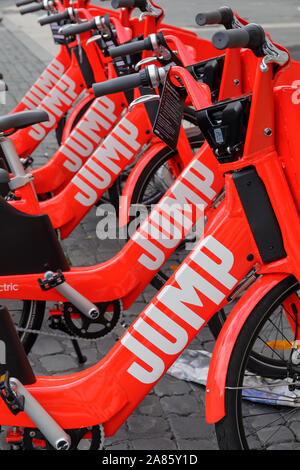 Rome, Italien - 5 November, 2019: elektrische Fahrräder an der Piazza della Repubblica. Uber springen, die elektrisch unterstützte Bike Verleih für die Stadt startet zum ersten Mal in die Hauptstadt. Stockfoto