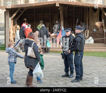 Bewaffnete Polizisten patrouillieren die Kathedrale von Canterbury in Kent auf Mitglieder der Öffentlichkeit nach den Terroranschlaegen auf dem Weihnachtsmarkt Festivals in Berlin im Dezember 2016 beruhigen. Stockfoto