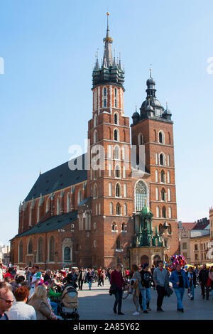 Die Basilika St. Maria (Kirche Unserer Lieben Frau in den Himmel) in Krakow/Krakau, Polen, Aussicht tagsüber, berühmten Sehenswürdigkeiten von Krakau, sonnigen Tag Stockfoto