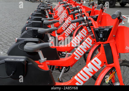 Rome, Italien - 5 November, 2019: elektrische Fahrräder an der Piazza della Repubblica. Uber springen, die elektrisch unterstützte Bike Verleih für die Stadt startet zum ersten Mal in die Hauptstadt. Stockfoto