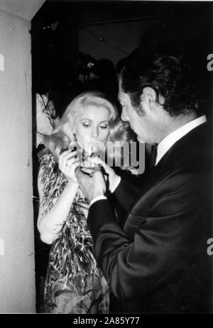 MARCELLO MASTROIANNI mit Catherine Deneuve (Huper/GIACOMINOFOTO/Fotogramma, Parigi - 1993-01-31) ps das Foto ist verwendbar in Bezug auf den Kontext, in dem es aufgenommen wurde, und ohne beleidigende Absicht der Anstand des Volkes vertreten (Huper/GIACOMINOFOTO/Fotogramma, Foto Repertoire - 2019-11-06) p.s. La foto e 'utilizzabile nel rispetto del contesto in Cui e' Stata scattata, e senza intento diffamatorio del decoro delle Persone rappresentate Stockfoto