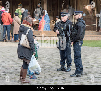 Bewaffnete Polizisten patrouillieren die Kathedrale von Canterbury in Kent auf Mitglieder der Öffentlichkeit nach den Terroranschlaegen auf dem Weihnachtsmarkt Festivals in Berlin im Dezember 2016 beruhigen. Stockfoto