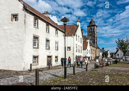 Der Stadtplatz und Stadthaus (rechts) in der Royal Burgh der folgende Sehenswürdigkeiten: Culross in Fife in Schottland mit Neil Oliver und Filmteam vorbei Stockfoto