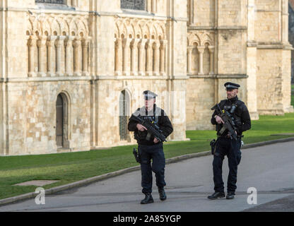Bewaffnete Polizisten patrouillieren die Kathedrale von Canterbury in Kent auf Mitglieder der Öffentlichkeit nach den Terroranschlaegen auf dem Weihnachtsmarkt Festivals in Berlin im Dezember 2016 beruhigen. Stockfoto