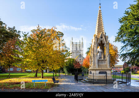 Die hl. Maria de Lode Kirche und Bischof Hoopers Monument, das im Herbst in St Marys Square, Gloucester UK Stockfoto