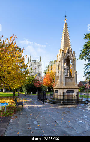 Die hl. Maria de Lode Kirche und Bischof Hoopers Monument, das im Herbst in St Marys Square, Gloucester UK Stockfoto