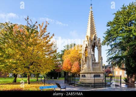 Die hl. Maria de Lode Kirche und Bischof Hoopers Monument, das im Herbst in St Marys Square, Gloucester UK Stockfoto