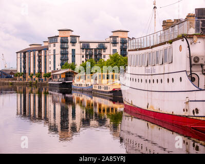 Apartment Block und Boot Reflexionen, Wasser von Leith River bei Sonnenuntergang, das Ufer, Leith, Edinburgh, Schottland, Großbritannien Stockfoto