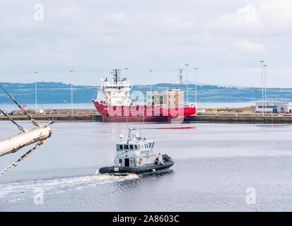 Grenze Rigid Inflatable geschält Boot macht sich auf den Weg zum Eingang Becken, Leith Harbour, Schottland, Großbritannien Stockfoto