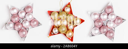 Weihnachten Komposition. pink und silber Weihnachten Kugeln, die in der Form eines Stern auf weißem Hintergrund gelegt. Stockfoto