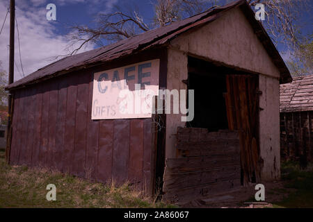 Verlassene und verfallene Gebäude entlang der Bahnlinie in Thompson Springs, Utah, USA Stockfoto