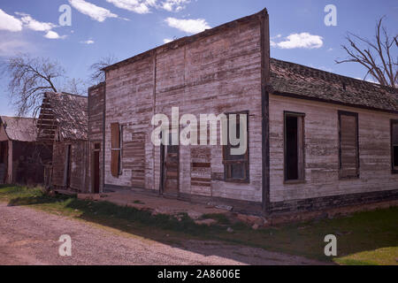 Verlassene und verfallene Gebäude entlang der Bahnlinie in Thompson Springs, Utah, USA Stockfoto