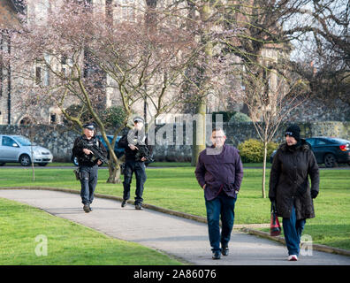 Bewaffnete Polizisten patrouillieren die Kathedrale von Canterbury in Kent auf Mitglieder der Öffentlichkeit nach den Terroranschlaegen auf dem Weihnachtsmarkt Festivals in Berlin im Dezember 2016 beruhigen. Stockfoto