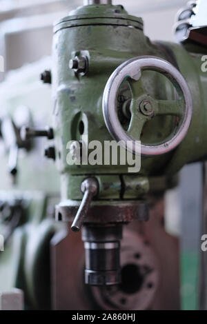 Metall Rad für die Steuerung der Höhe des Werkzeugs feed auf einem Werkzeugmaschinen Stockfoto