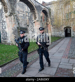 Bewaffnete Polizisten patrouillieren die Kathedrale von Canterbury in Kent auf Mitglieder der Öffentlichkeit nach den Terroranschlaegen auf dem Weihnachtsmarkt Festivals in Berlin im Dezember 2016 beruhigen. Stockfoto