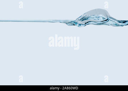 Studio Aufnahme eines Blasen an der Wasseroberfläche in der Seitenansicht vor weißem Hintergrund. Stockfoto