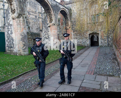 Bewaffnete Polizisten patrouillieren die Kathedrale von Canterbury in Kent auf Mitglieder der Öffentlichkeit nach den Terroranschlaegen auf dem Weihnachtsmarkt Festivals in Berlin im Dezember 2016 beruhigen. Stockfoto