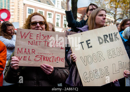 Den Haag, Niederlande. 06 Nov, 2019. Frauen halten Plakate hoch, während der Demonstration einen nationalen Lehrerstreik ging voran nach der Gewerkschaften, ihre Forderungen für zusätzliche Mittel für den Sektor nicht erfüllt worden waren. Tausende Lehrer in mehreren Städten des Landes versammelt, um das Lohngefälle zwischen Grundschulen und weiterführenden Schulen geschlossen werden, und die Arbeitsbelastung reduziert werden zu verlangen. Das Repräsentantenhaus (De Tweede Kamer) werden die Haushaltsmittel für den Bildungsbereich im selben Tag besprechen. In Den Haag, mehrere Veranstaltungen statt. Credit: SOPA Images Limited/Alamy leben Nachrichten Stockfoto