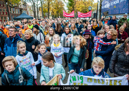 Den Haag, Niederlande. 06 Nov, 2019. Eine Gruppe von Lehrern Tanz während der Demonstration einen nationalen Lehrerstreik ging voran nach der Gewerkschaften, ihre Forderungen für zusätzliche Mittel für den Sektor nicht erfüllt worden waren. Tausende Lehrer in mehreren Städten des Landes versammelt, um das Lohngefälle zwischen Grundschulen und weiterführenden Schulen geschlossen werden, und die Arbeitsbelastung reduziert werden zu verlangen. Das Repräsentantenhaus (De Tweede Kamer) werden die Haushaltsmittel für den Bildungsbereich im selben Tag besprechen. In Den Haag, mehrere Veranstaltungen statt. Credit: SOPA Images Limited/Alamy leben Nachrichten Stockfoto