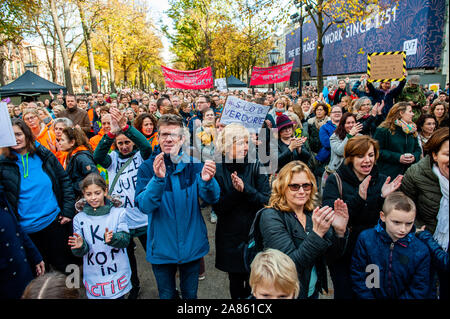 Den Haag, Niederlande. 06 Nov, 2019. Tausende Lehrer in die Hände klatschen während der Demonstration einen nationalen Lehrerstreik ging voran nach der Gewerkschaften, ihre Forderungen für zusätzliche Mittel für den Sektor nicht erfüllt worden waren. Tausende Lehrer in mehreren Städten des Landes versammelt, um das Lohngefälle zwischen Grundschulen und weiterführenden Schulen geschlossen werden, und die Arbeitsbelastung reduziert werden zu verlangen. Das Repräsentantenhaus (De Tweede Kamer) werden die Haushaltsmittel für den Bildungsbereich im selben Tag besprechen. In Den Haag, mehrere Veranstaltungen statt. Credit: SOPA Images Limited/Alamy leben Nachrichten Stockfoto