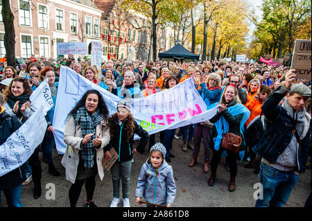 Den Haag, Niederlande. 06 Nov, 2019. Lehrer Banner halten während der Demonstration einen nationalen Lehrerstreik ging voran nach der Gewerkschaften, ihre Forderungen für zusätzliche Mittel für den Sektor nicht erfüllt worden waren. Tausende Lehrer in mehreren Städten des Landes versammelt, um das Lohngefälle zwischen Grundschulen und weiterführenden Schulen geschlossen werden, und die Arbeitsbelastung reduziert werden zu verlangen. Das Repräsentantenhaus (De Tweede Kamer) werden die Haushaltsmittel für den Bildungsbereich im selben Tag besprechen. In Den Haag, mehrere Veranstaltungen statt. Credit: SOPA Images Limited/Alamy leben Nachrichten Stockfoto