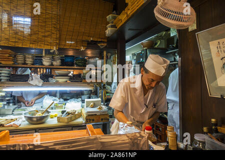 Kyoto, Japan - 29. Oktober 2019: Küchenchef in einem Izakaya, eine Art nach der Arbeit in ungezwungener Atmosphäre statt. Stockfoto