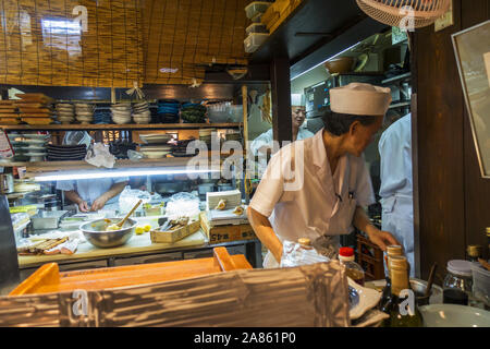 Kyoto, Japan - 29. Oktober 2019: Küchenchef in einem Izakaya, eine Art nach der Arbeit in ungezwungener Atmosphäre statt. Stockfoto