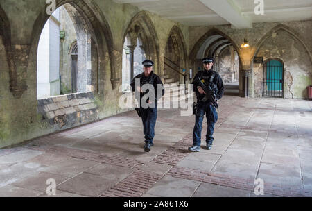 Bewaffnete Polizisten patrouillieren die Kathedrale von Canterbury in Kent auf Mitglieder der Öffentlichkeit nach den Terroranschlaegen auf dem Weihnachtsmarkt Festivals in Berlin im Dezember 2016 beruhigen. Stockfoto