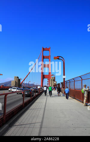 SAN FRANCISCO, Vereinigte Staaten von Amerika - 13. SEPTEMBER: Touristen zu Fuß über die Golden Gate Bridge am 13. September 2012 in San Francisco, Californi Stockfoto