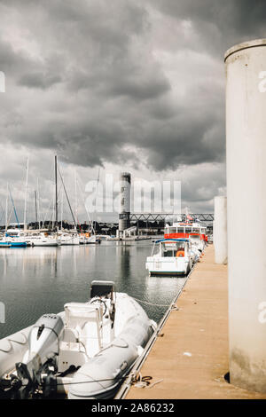 Bewölkter Himmel auf Lorient Cité de la Voile, Frankreich. Stockfoto