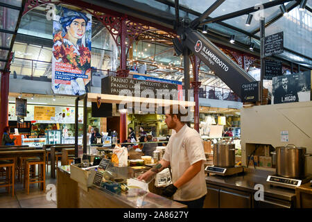 Junger Mann kochen lampredotto Kutteln Sandwiches in einem Essen im San Lorenzo zentralen Markt in der Innenstadt von Florenz, Toskana, Italien Abschaltdruck Stockfoto